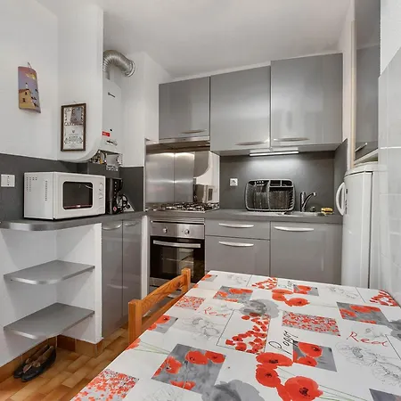 Апартаменти Cozy Beachside In *