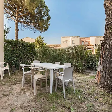 Апартаменти Cozy Beachside In *